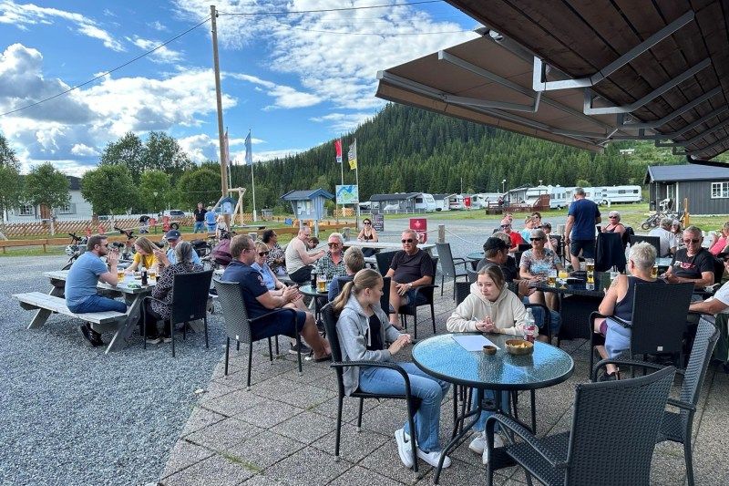 Bjorkestolen Helarscamping terras en speeltuin