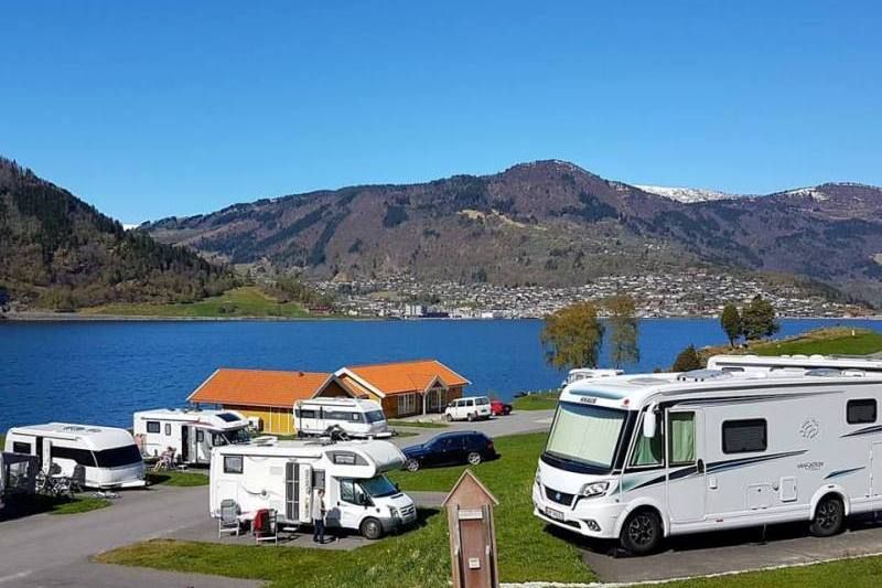 Kjornes Camping Sogndal verharde kampeerplaatsen
