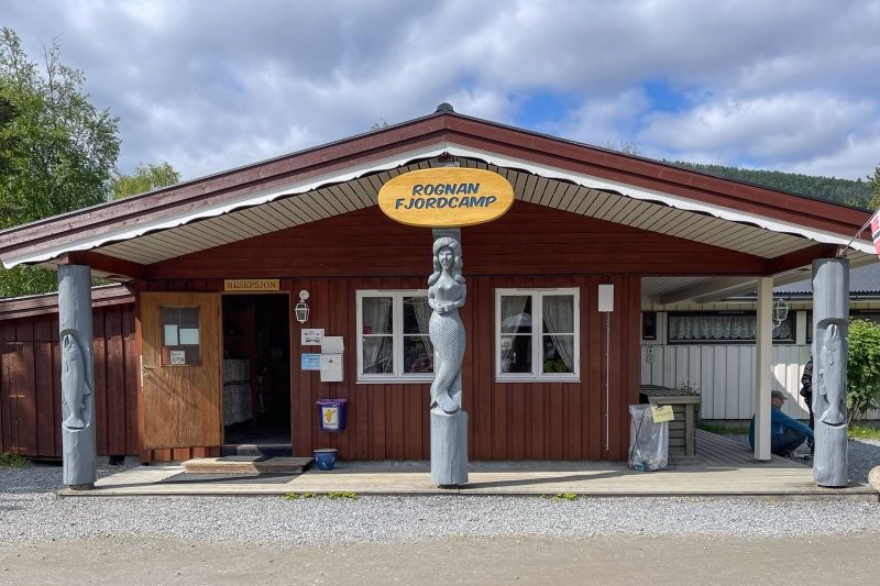 Rognan Fjordcamp receptie en speelplaats