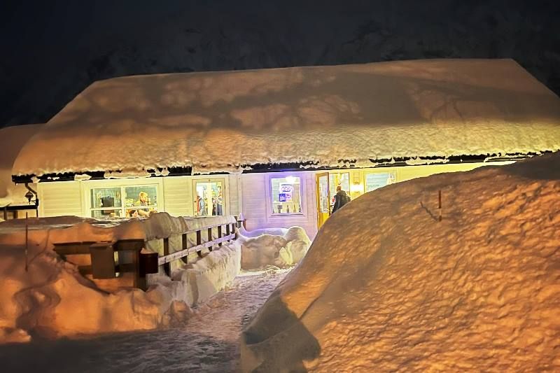 Skysstasjonen Kro og Camping Roldal knus terras
