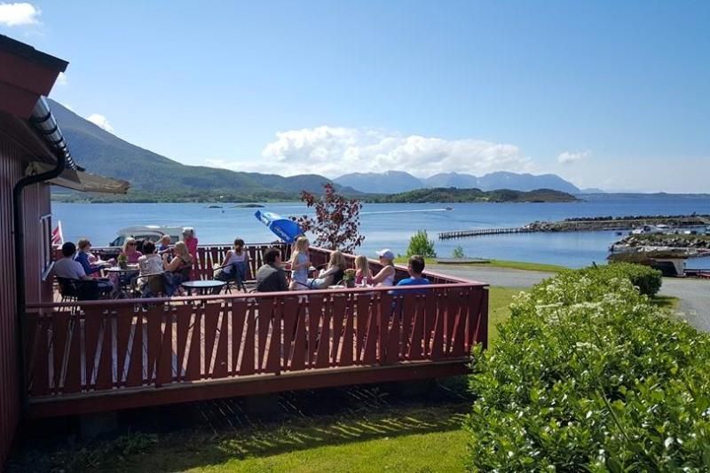 Tornes Fjordcamping receptie met terras